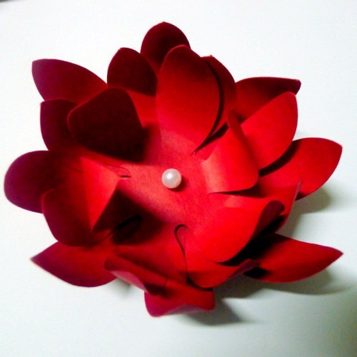 Бумажный цветочек для оформления "Нимфея красная"